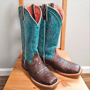 BEAUTIFUL Rare Ariat boots Vaquera embossed Turquoise-Teal tops, size 8.5